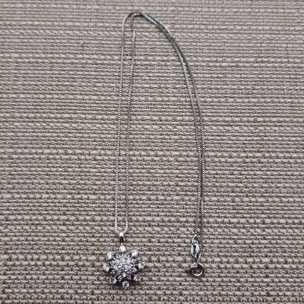 18 Inch Sterling Silver Cubic Zirconia Snowflake Necklace A2963